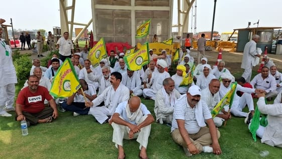 Farmers protest at Jakhauli toll due to misbehavior of toll workers