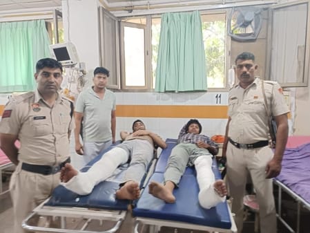 3 miscreants looted the car, crushed the constable... 2 jumped from the bridge during the siege, both got their legs broken, admitted to the hospital.
