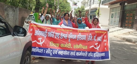 Anganwadi workers and assistants demonstratedAnganwadi workers and assistants demonstrated