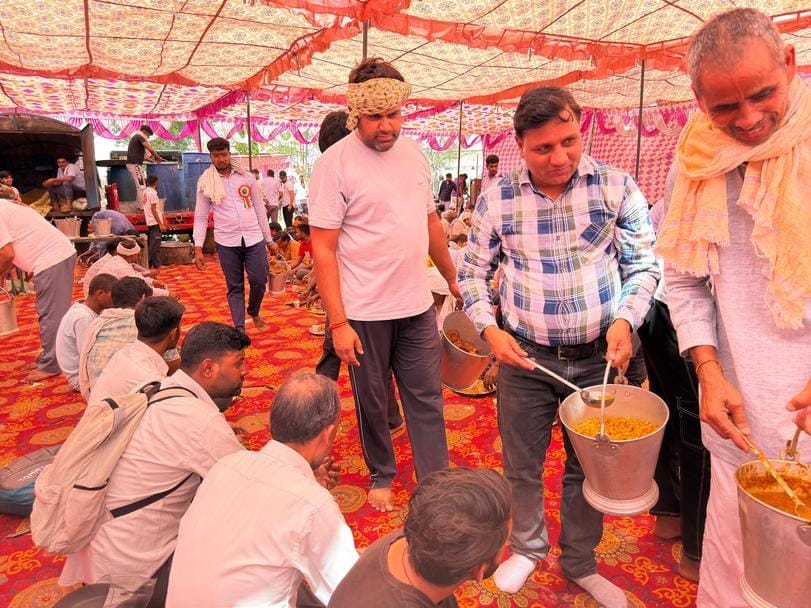 Singers mesmerized the devotees by singing bhajans during Jagran