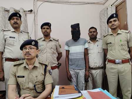 bihar news : vaishali top 10 criminal chandrashekhar alias jhandu arrested in vaishali for loot and arms act