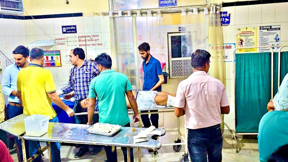 घायल व्यापारी जिला अस्पताल में भर्ती।