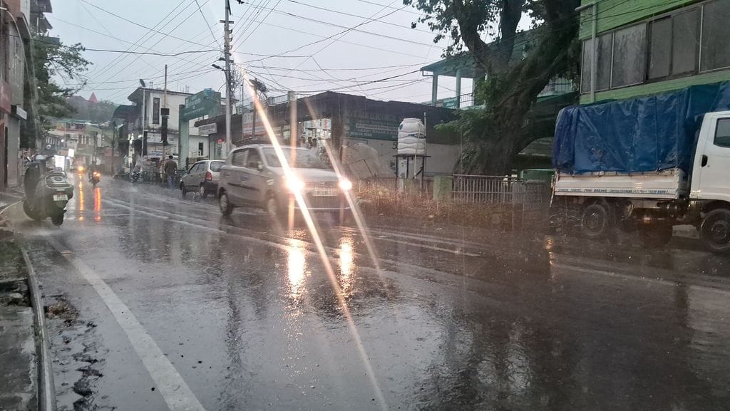 Hailstorm in Jogindernagar, damage to fruits