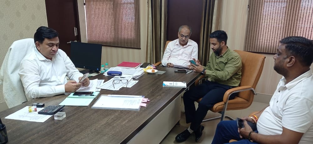 Officials kept waiting in the public court, received a complaint