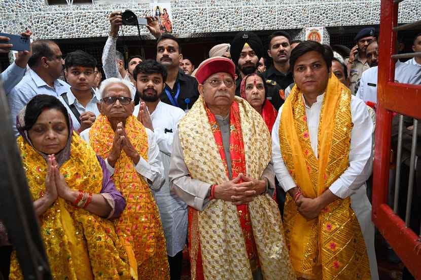 The Governor bowed his head at Kamaksha Temple