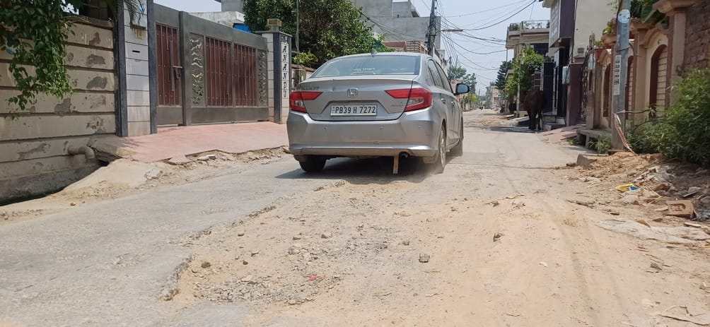 Potholes on Mahesh Nagar Babyal Road, people are getting injured