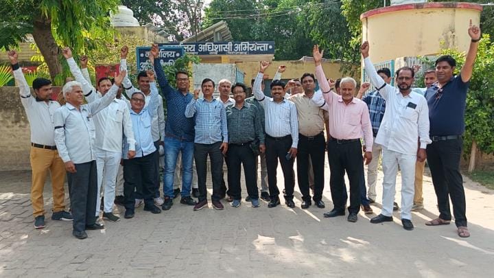 ferozabad news protest irrigation department
