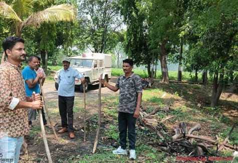 निवर्तमान सभापति के फार्म हाउस में पहुंची वन विभाग की टीम।