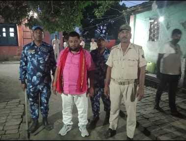 पुलिस की गिरफ्त में मुखिया सतीश पांडेय।