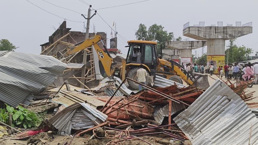 Administrative staff reached Paniyhava, bulldozers ran on 20 shops