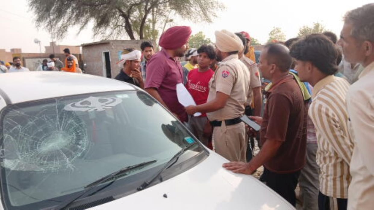 Youths attacked the car driver, broke the glass