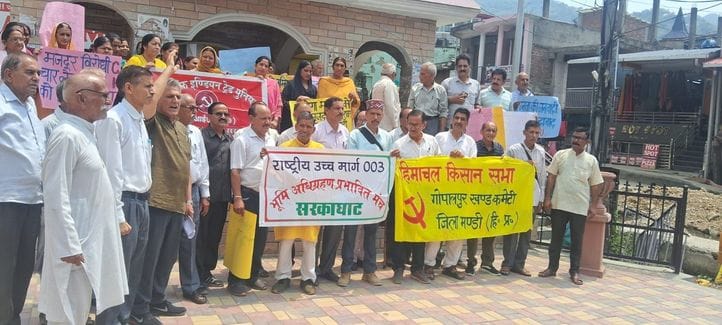 Demonstration against NH construction company in Sarkaghat