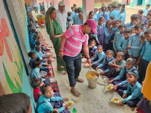 Bettiah bihar news Villagers cut a ruckus by alleging irregularity in school today news in hindi