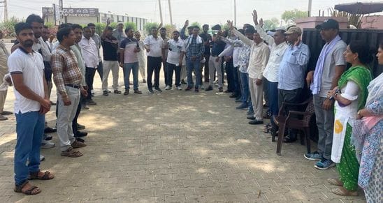 Electricity workers protested against the government