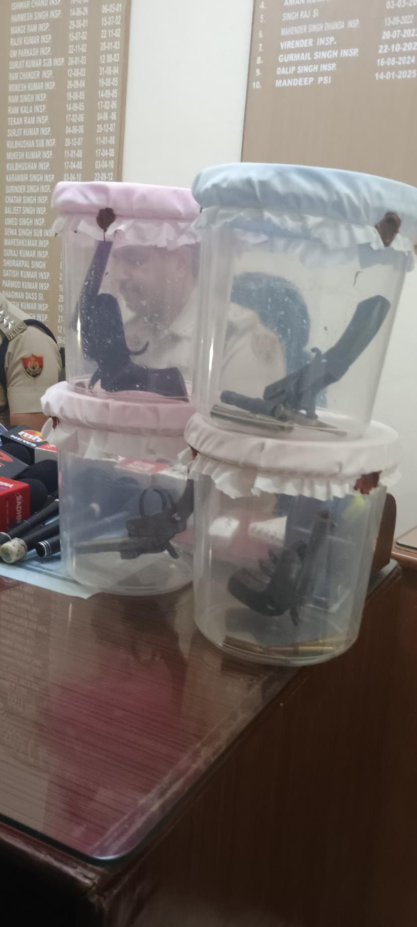 Three arrested with four pistols and seven cartridges