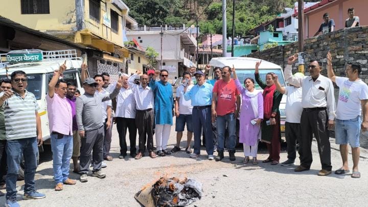 Congress burnt the effigy of the power corporation against unannounced power cuts