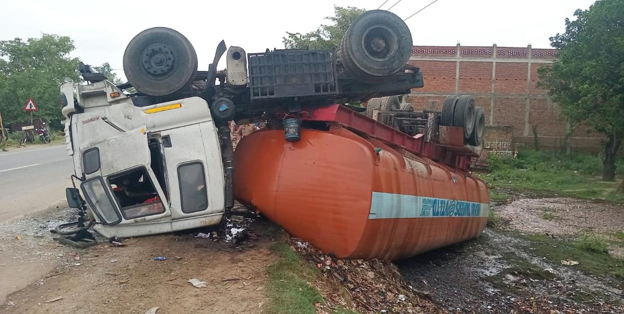 Container overturned, driver and sailor injured