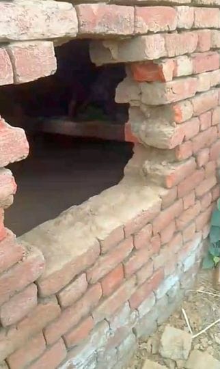 Broke the wall and stole goods worth Rs 4 lakh