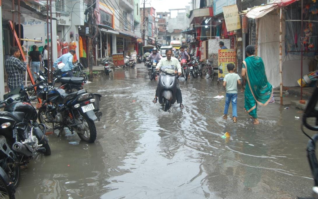 Many colonies and neighborhoods flooded due to half an hour of rain