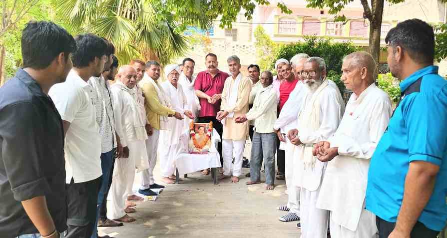 Congressmen paid tribute to former PM Rajiv Gandhi on his death anniversary.