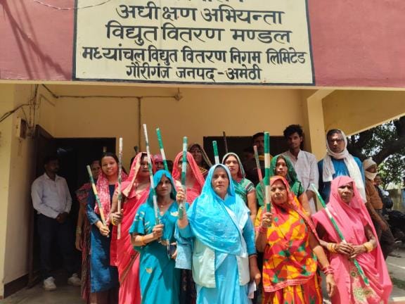 Women demonstrated at the Superintending Engineer's office