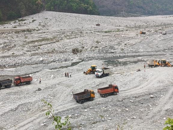 Allegations of illegal mining with JCB machines on the edge of measured land in Chalthi