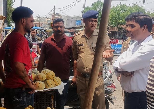 Warning to thela traders to remove encroachment from drains
