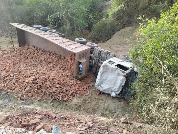 A trolley fell into a ditch after a truck cut it, two injured