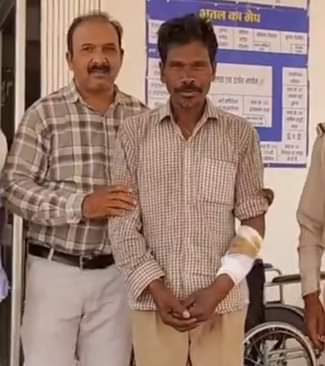 Tendu leaf collector escapes bear attack, major accident averted by the wisdom of colleagues