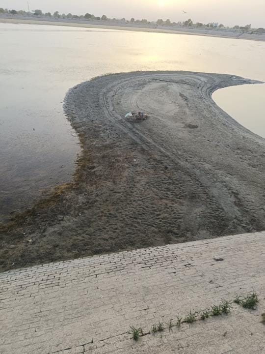 Only one day's water is left in the city's water tanks, people are waiting awake at night