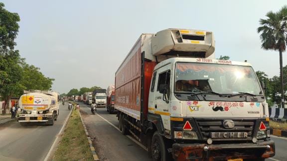 Truck overturned in Premwalia, Gorakhpur highway remained jammed for four hours