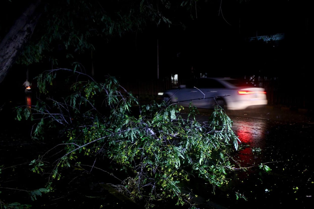 Waterlogging due to two hours of torrential rain, the city remained immersed in darkness