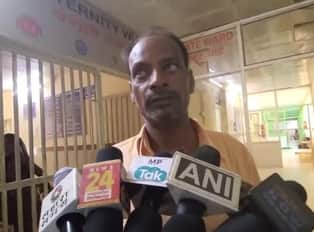 पीड़ित अटेंडर पत्रकारों को जानकारी देते हुए पिटाई मामले की