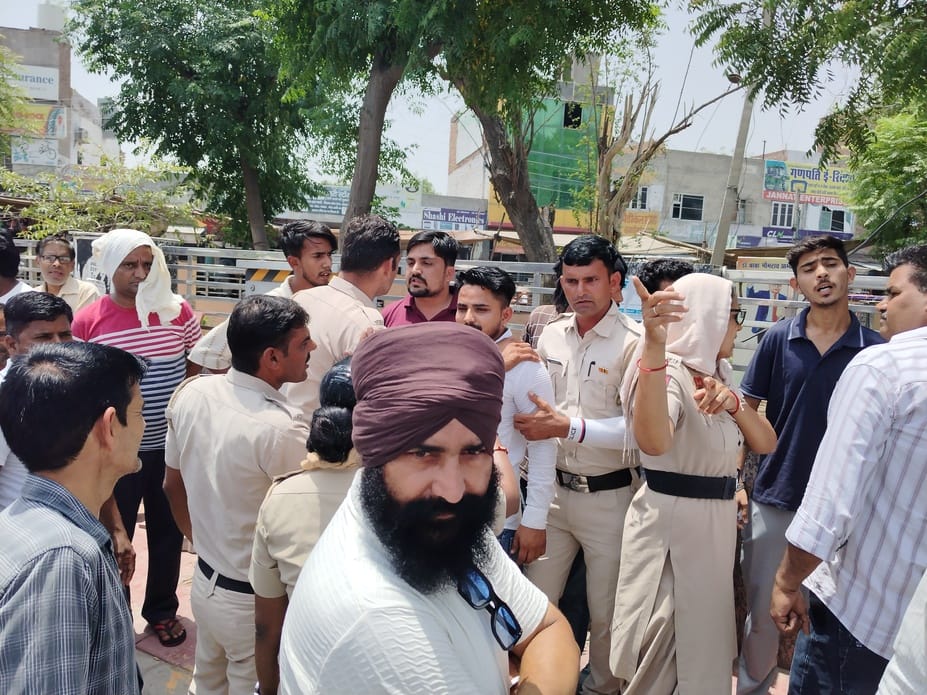 Scooty riders hit two vehicles at Lal Batti Chowk, uproar continued for half an hour