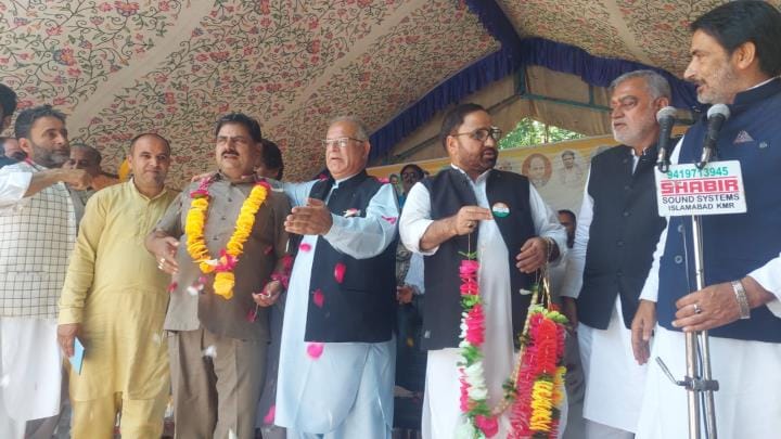 Amin Bhat returns home, joins Congress