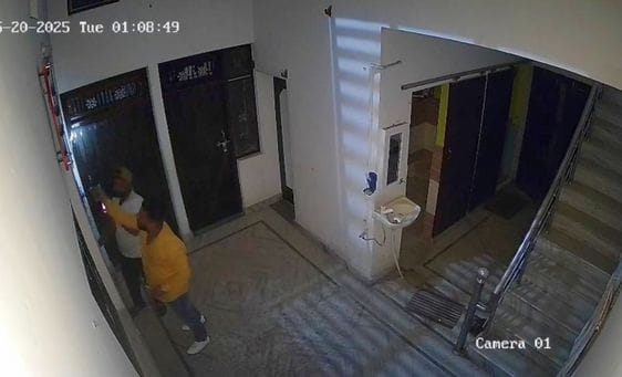 The locks of the lawyer's closed house were broken and cash and jewellery were stolen