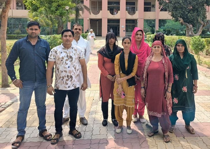 Mokhra Khas's female Sarpanch and Panch face to face, Sarpanch accused of embezzlement of bricks