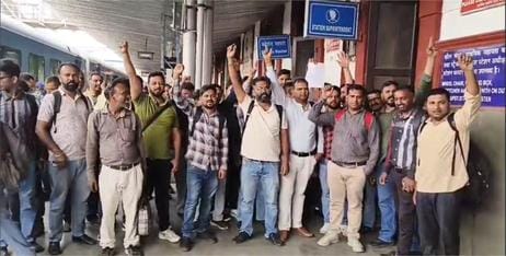 Daily commuters angry with the extension of the train, created a ruckus