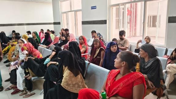 No fans, no coolers...pregnant women are drenched in sweat