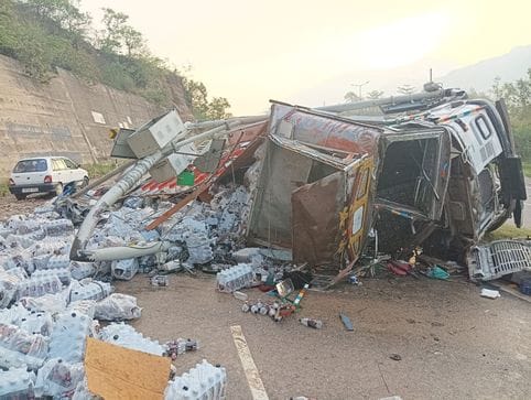 Truck overturned in Gasinala of Dahar, two injured