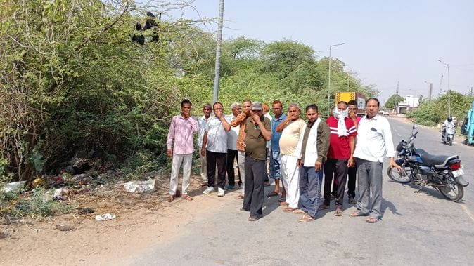 People are troubled by the stench in Mohalla Mahaychan