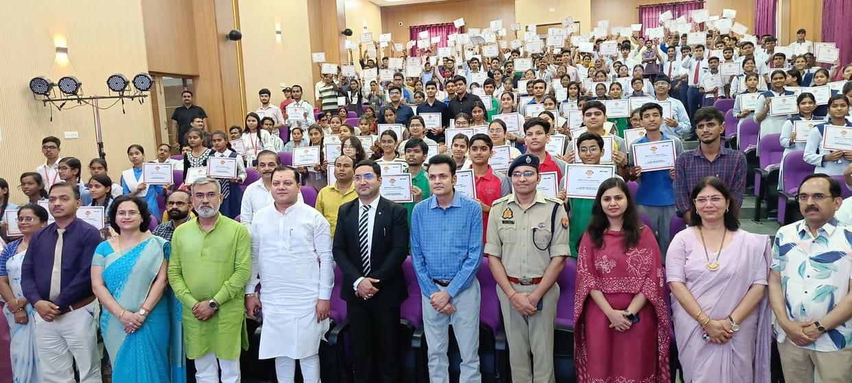 Honoring the courage of meritorious students, praising their success