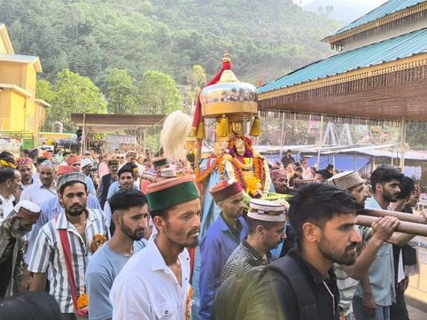 A grand procession was taken out under the leadership of Dev Chunjwala and Markandeya Rishi