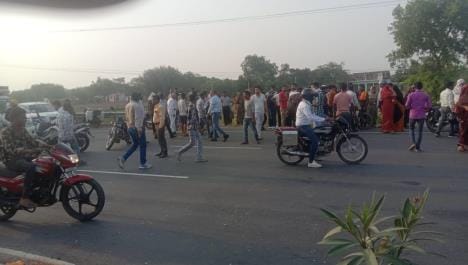 An old woman crossing the road was run over by a vehicle and died