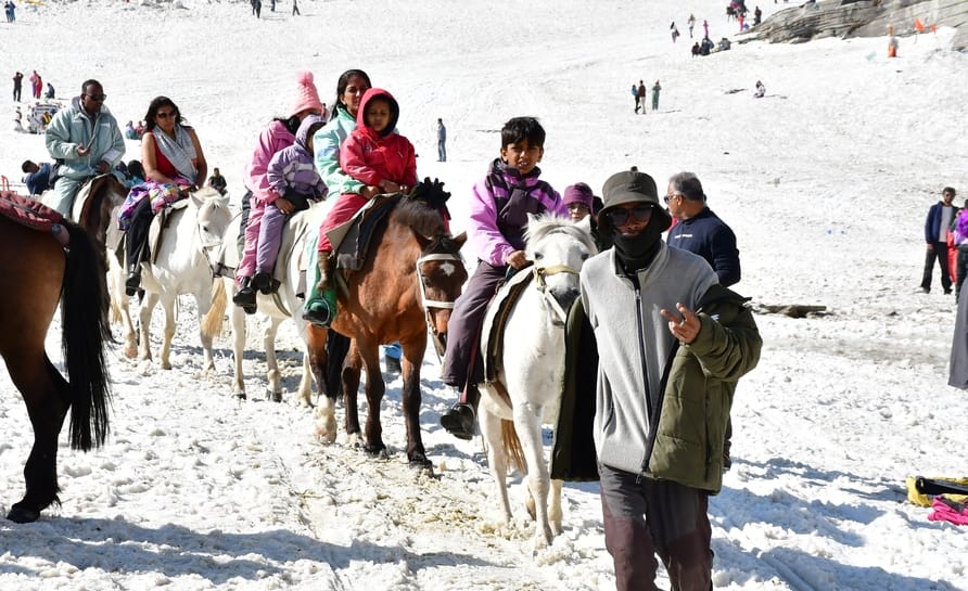 Vehicles are not being allowed to go to Rohtang even after permission
