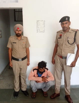 The accused of stealing sugar bags from the shop was arrested