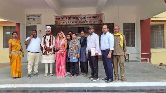 परीक्षा हाल के बाहर खड़ी दुल्हन