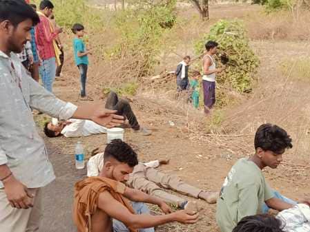 खेत में पड़े घायल।