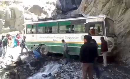 The bus stuck in the drain was pulled out due to the intelligence of the driver