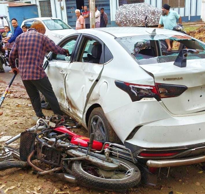 Advocate riding a bike dies due to stunt of a car driver, son injured
